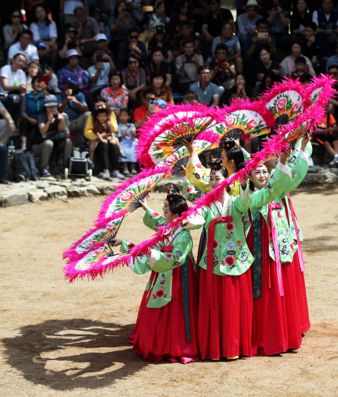 화려한 부채춤 공연