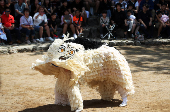 사자춤 공연 관람하는 시민들