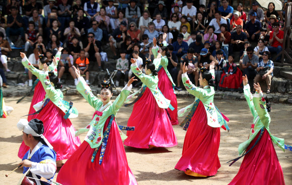 전통 공연과 함께하는 휴일