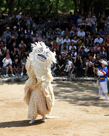 사자춤 공연 관람하는 시민들