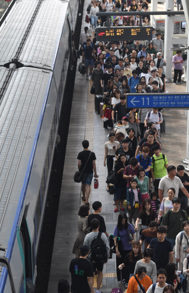 추석 연휴 마지막날인 15일 서울역에서 귀경객들이 발걸음을 서두르고 있다. 2019. 9. 15. 박윤슬 기자 seul@seoul.co.kr