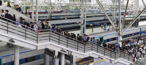 추석 연휴 마지막날인 15일 서울역에서 귀경객들이 발걸음을 서두르고 있다. 2019. 9. 15. 박윤슬 기자 seul@seoul.co.kr