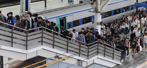 추석 연휴 마지막날인 15일 서울역에서 귀경객들이 발걸음을 서두르고 있다. 2019. 9. 15. 박윤슬 기자 seul@seoul.co.kr