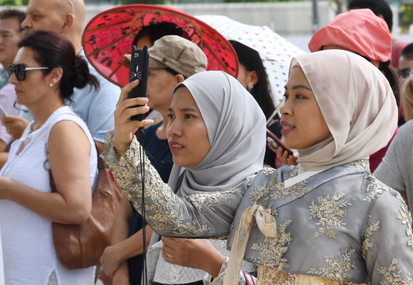 추석연휴 마지막 날인 15일 경복궁이 시민들로 붐비고 있다. 2019.9.15. 김명국 선임기자 daunso@seoul.co.kr