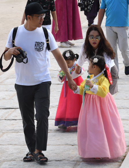 추석연휴 마지막 날인 15일 경복궁이 시민들로 붐비고 있다. 2019.9.15. 김명국선임기자 daunso@seoul.co.kr