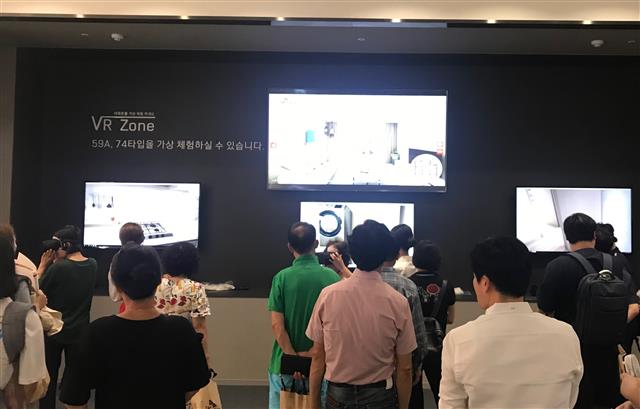 고객들이 SK건설이 대전 신흥 SK뷰 견본주택에 적용한 홀로그램존과 가상현실(VR)존을 구경하고 있다. SK건설 제공