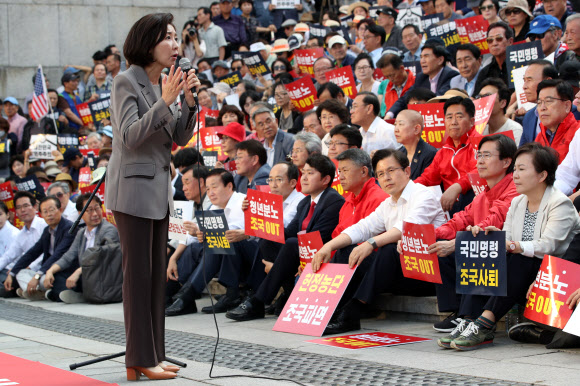 조국 사퇴 촉구하는 나경원 원내대표