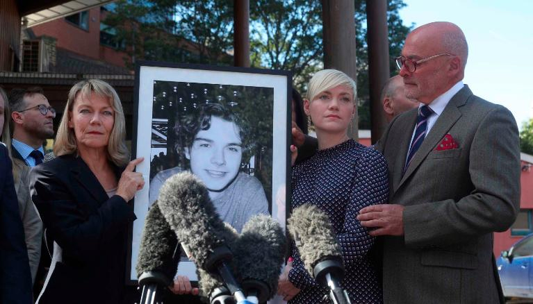 18세 생일 날 햄버거를 먹고 사망한 영국 소년 오웬 캐리의 영정을 들고 어머니 모이라, 누나 엠마 코처, 아버지 폴 캐리가 사우스워크 부검 법원 앞에서 기자회견을 갖고 있다. AP 