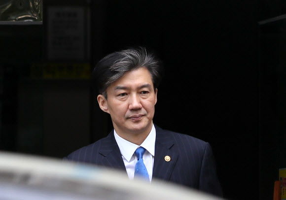 조국 법무부 장관이 16일 오전 서울 서초구 방배동 자택을 나서고 있다. 2019.9.16  연합뉴스