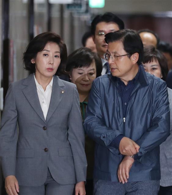 황교안 자유한국당 대표와 나경원 원내대표가 16일 서울 여의도 국회에서 열린 최고위원회의에 참석하고 있다. 2019.9.16 뉴스1