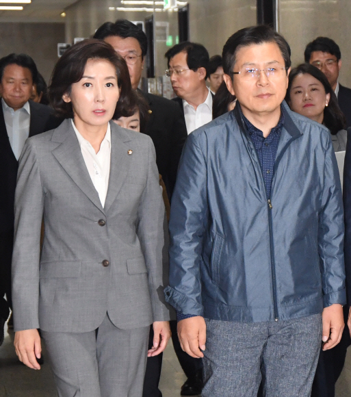 자유한국당 황교안 대표와 나경원 원내대표가 16일 국회에서 열린 최고위원회의에 들어서고 있다. 2019.9.16. 김명국 선임기자 daunso@seoul.co.kr