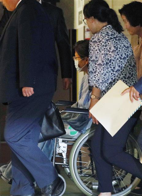 수감 중인 박근혜 전 대통령이 16일 오전 어깨 수술을 받기 위해 서울 서초구 서울성모병원으로 이송되고 있다. 2019.9.16 뉴스1