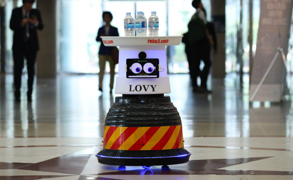 16일 오전 국회 의원회관에서 열린 ‘인간-로봇의 공존시대 로봇이 그리는 미래’ 로봇 전시회에서 서빙용 로봇 ‘LOVY’가 관람객들에게 물을 전달하고 있다. 2019.9.16  연합뉴스