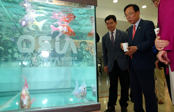 이주영 국회부의장이 16일 오전 국회 의원회관에서 열린 ‘인간-로봇의 공존시대 로봇이 그리는 미래’ 로봇 전시회에서 로봇 물고기 ‘마이로’를 살펴보고 있다. 2019.9.16  연합뉴스