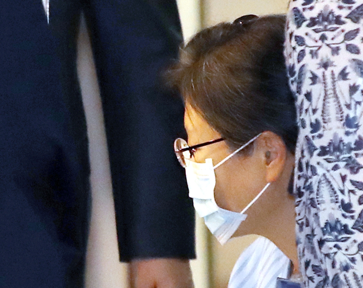 박근혜 전 대통령이 16일 어깨 수술을 받기 위해 서울성모병원으로 들어서고 있다. 2019.9.16 연합뉴스