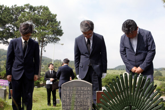 김명수 대법원장(가운데)이 16일 오전 광주 북구 망월묘역에 위치한 민족민주열사묘역을 참배하고 있다. 2019.9.16  연합뉴스