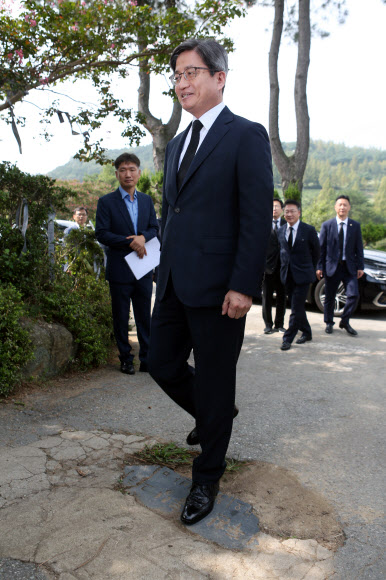 김명수 대법원장이 16일 오전 광주 북구 망월묘역에 위치한 민족민주열사묘역에서 전두환 전 대통령의 비석을 밟고 지나가고 있다. 2019.9.16  연합뉴스