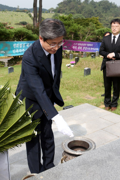 김명수 대법원장이 16일 오전 광주 북구 망월묘역에 위치한 민족민주열사묘역에서 분향을 하고 있다. 2019.9.16  연합뉴스
