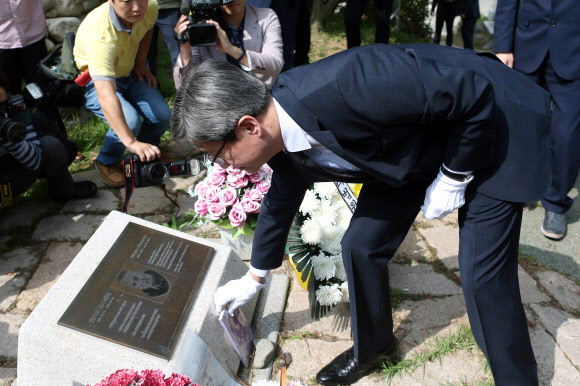 김명수 대법원장이 16일 오전 광주 북구 망월묘역에 위치한 민족민주열사묘역을 참배한 뒤 영화 택시운전사의 실존인물인 독일인 기자 위르겐 힌츠페터의 유해가 묻힌 기념공원을 둘러보고 있다. 2019.9.16  연합뉴스