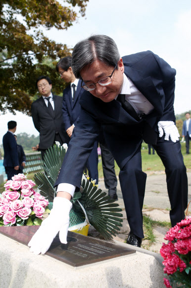 김명수 대법원장이 16일 오전 광주 북구 망월묘역에 위치한 민족민주열사묘역을 참배한 뒤 영화 택시운전사의 실존인물인 독일인 기자 위르겐 힌츠페터의 유해가 묻힌 기념공원을 참배하고 있다. 2019.9.16  연합뉴스
