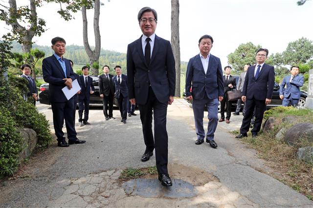 김명수 대법원장이 16일 오전 광주 북구 망월동 민족민주열사묘역(5·18 구 묘역)을 찾아 바닥에 설치된 전두환 전 대통령 기념비석을 밟고 지나가고 있다. 2019.9.16 뉴스1