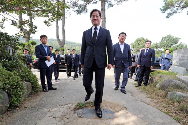 김명수 대법원장이 16일 오전 광주 북구 망월동 민족민주열사묘역(5·18 구 묘역)을 찾아 바닥에 설치된 전두환 전 대통령 기념비석을 밟고 지나가고 있다. 2019.9.16 뉴스1