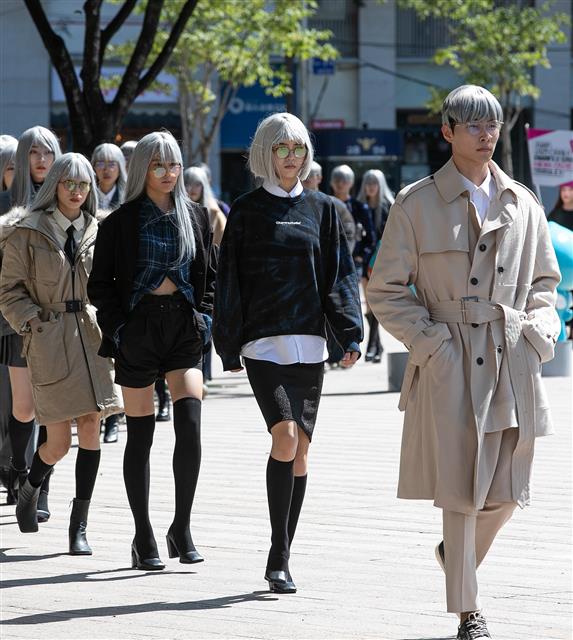 16일 오후 서울 중구 서울광장에서 열린 서울 365 9월 스트리트 패션쇼에서 모델들이 참스(CHARM‘S)의 강요한 디자이너의 컬렉션을 선보이고 있다. 2019.9.16 뉴스1