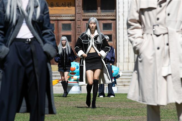 16일 오후 서울 중구 서울광장에서 열린 서울 365 9월 스트리트 패션쇼에서 모델들이 참스(CHARM‘S)의 강요한 디자이너의 컬렉션을 선보이고 있다. 2019.9.16 뉴스1