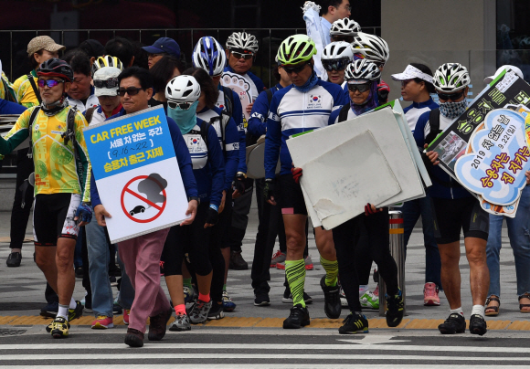 16일 서울 시청앞 횡단보도에서 시민들이 승용차 없는날 캠페인을 펼치고 있다. 2019.9.16 박지환기자 popocar@seoul.co.kr