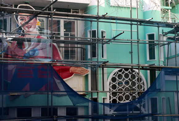 16일 경찰 등에 따르면 이날 오전 마포구 지하철 2호선 홍대입구역 인근에서 개업을 위해 공사 중인 ‘북한식 주점’ 건물 외벽에 부착된 인공기와 김일성 부자 초상화가 철거됐다. 사진은 이날 오후 인공기와 김일성·김정일 부자 초상화가 철거된 ‘북한식 주점’ 건물 모습. 2019.9.16 연합뉴스