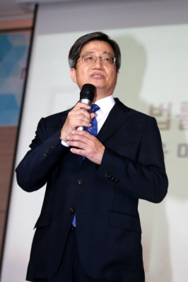 김명수 대법원장 전남대 로스쿨서 특별강연