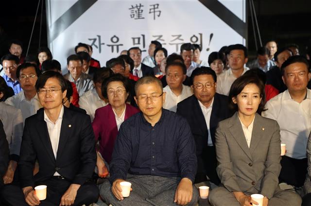 한국당 청와대 앞 촛불의식, 생각에 잠긴 황교안 대표