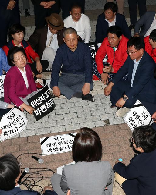 청와대 앞에서 철야 농성들어간 한국당