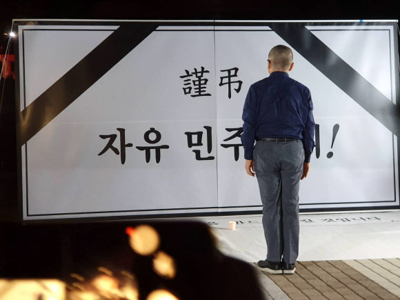 촛불을 놓는 황교안 대표