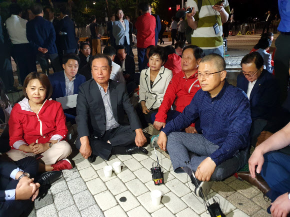 ‘삭발 농성’ 황교안 찾은 김병준