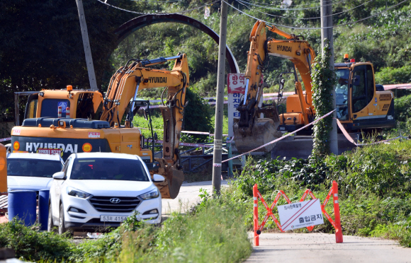 돼지열병 발생한 17일 경기도 파주시 확진농가에서 방역당국 관계자들이 살처분을 하고 있다. 2019.9.17 박지환기자 popocar@seoul.co.kr