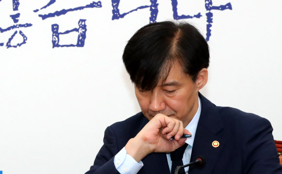 굳은 표정의 조국 법무부 장관