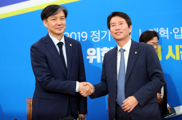 이인영 원내대표 예방하는 조국 장관