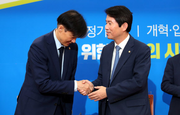 이인영 원내대표 예방하는 조국 장관