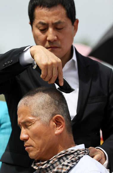 김문수, 삭발식 동참