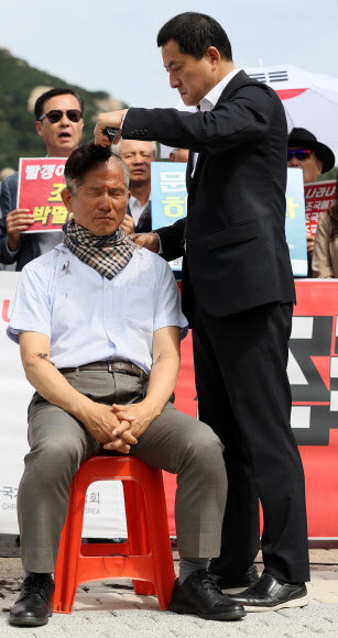 황교안 이어 삭발한 김문수