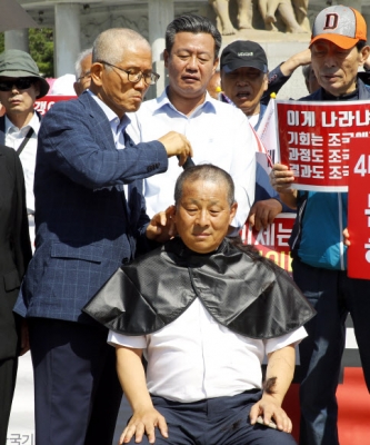 한국당 삭발 릴레이, 삭발하는 차명진 전 의원