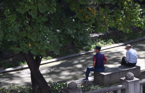 18일 서울 종로 탑골공원에서 노인들이 여유를 즐기고 있다. 2019. 9. 18 정연호 기자 tpgod@seoul.co.kr