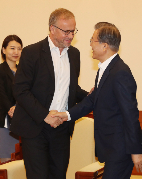 18일 문재인 대통령이 청와대에서  크리스토프 들루아르 국경없는기자회(RSF) 사무총장을 만나 악수하고 있다.국경없는 기자회는 세계 전역의 언론의 자유를 지키고 언론인들의 인권을 보호할 목적으로 설립됐으며2002년부터 매년 180개 국가를 대상으로 미디어의 자유가 어떤 수준인지를 측정하는 지표인 세계언론자유지수를 발표하고 있다. 2019. 09.18. 도준석 기자pado@seoul.co.kr