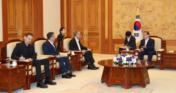 18일 문재인 대통령이 청와대에서  크리스토프 들루아르 국경없는기자회(RSF) 사무총장을  접견하고 있다.국경없는 기자회는 세계 전역의 언론의 자유를 지키고 언론인들의 인권을 보호할 목적으로 설립됐으며2002년부터 매년 180개 국가를 대상으로 미디어의 자유가 어떤 수준인지를 측정하는 지표인 세계언론자유지수를 발표하고 있다. 2019. 09.18. 도준석 기자pado@seoul.co.kr