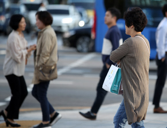 쌀쌀한 날씨를 보인 19일 오전 서울 종로구 세종대로 네거리에서 두꺼운 옷을 입은 시민들이 출근길을 서두르고 있다. 2019.9.19  연합뉴스