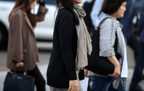 쌀쌀한 날씨를 보인 19일 오전 서울 종로구 세종대로 네거리에서 두꺼운 옷을 입은 시민들이 출근길을 서두르고 있다. 2019.9.19  연합뉴스