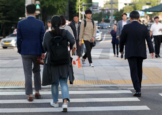 서울 최저기온이 13도를 기록하는 등 기온이 떨어지며 쌀쌀한 출근길을 보인 19일 오전 서울 종로구 세종대로 사거리 횡단보도에서 외투를 입은 시민들이 발걸음을 재촉하고 있다. 2019.9.19 뉴스1