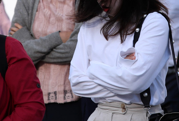 쌀쌀한 날씨를 보인 19일 오전 서울 종로구 세종대로 네거리에서 두꺼운 옷을 입은 시민들이 출근길을 서두르고 있다. 2019.9.19  연합뉴스