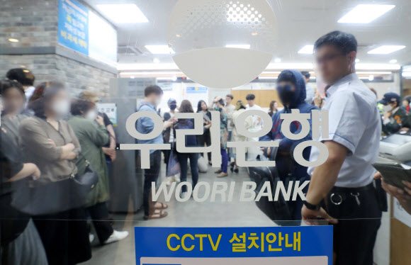 우리은행이 판매한 해외금리 연계 파생결합펀드(DLF) 투자 피해자들이 19일 오전 경기도 성남시 우리은행 위례신도시점을 항의 방문하고 있다. 2019.9.19  연합뉴스